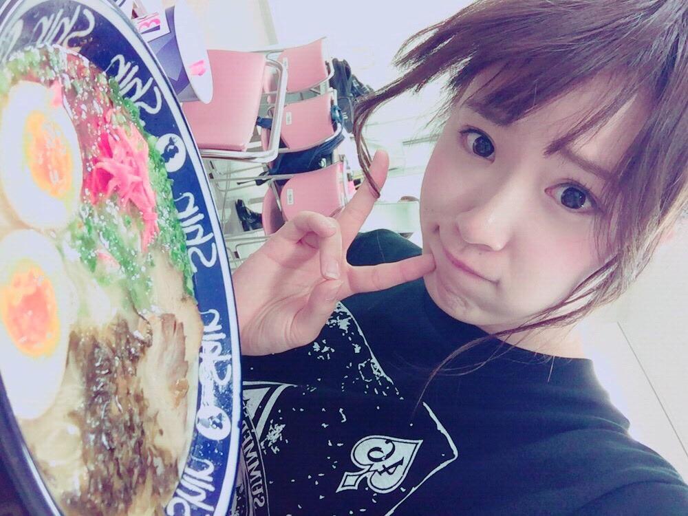 Sirayukizaka's tweet photo. \高山の呟き/

おはようございます☀︎

今日は、大阪1日目です！
もう、大阪がおわってしまったら、神宮球場のみとなってしまう😭
早すぎる…

写真は福岡公演の時にラーメンとパチリ
ラーメン美味しかった\♡/
痩せねば… http://t.co/MK9ONw1QMH