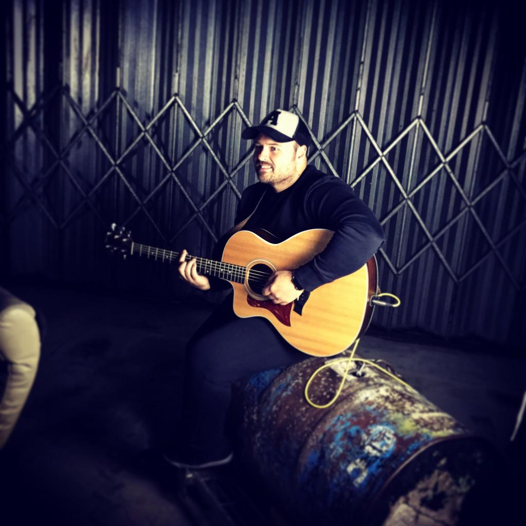 TonykRoberts's tweet photo. Playing some guitar for the man @chechesterman #AloofSession tonight with @thealoofs ππ» http://t.co/0VexICTYFz