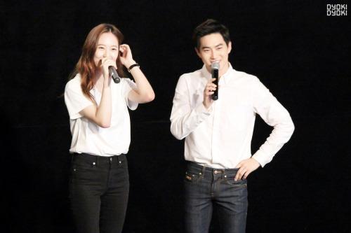 EXOWORLDINA's tweet photo. [HQ] 150824 Suho &amp; Krystal @ ‘SMTown The Stage’ stage greeting ©Dyoki Dyoki http://t.co/v0MiMISLQm