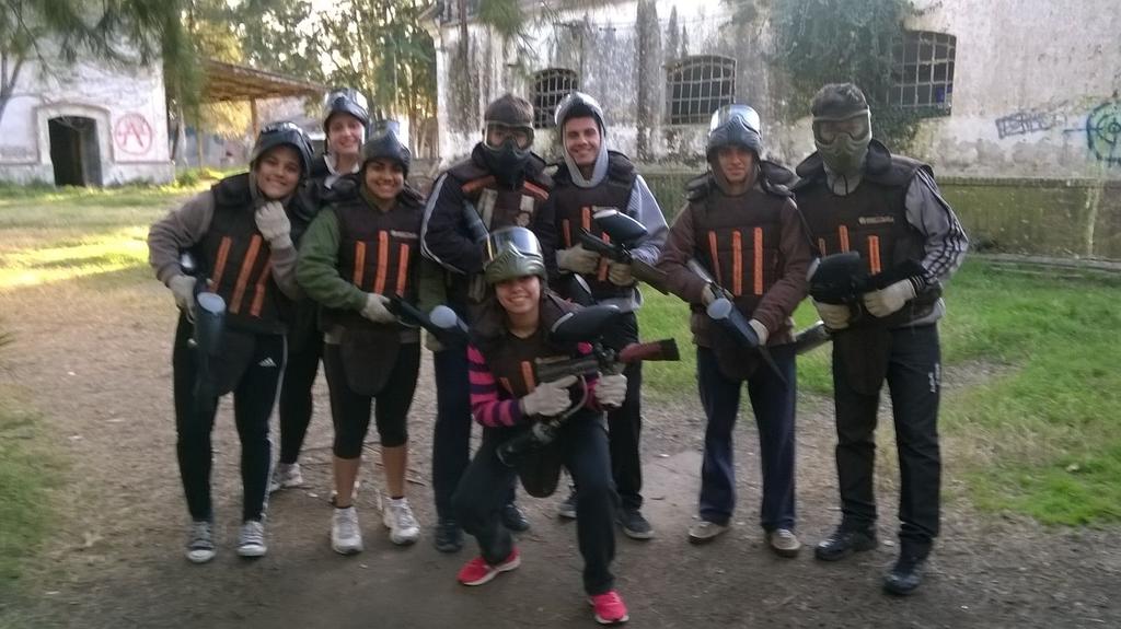 brendamacielc's tweet image. Hay equipo!! #negro #PainBall