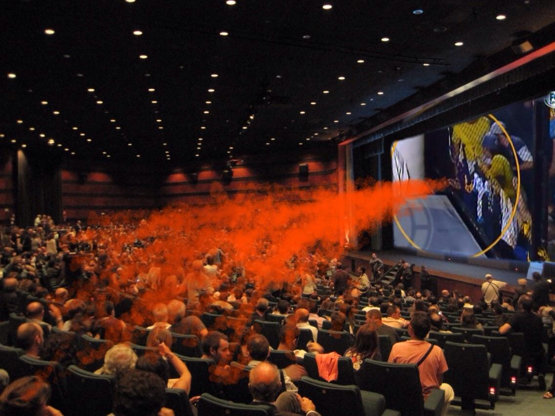 CarhumoL0MBARDI's tweet photo. MIENTRAS TANTO EN LA PELÍCULA 3D DE BOCA http://t.co/QdCSN8tcpJ