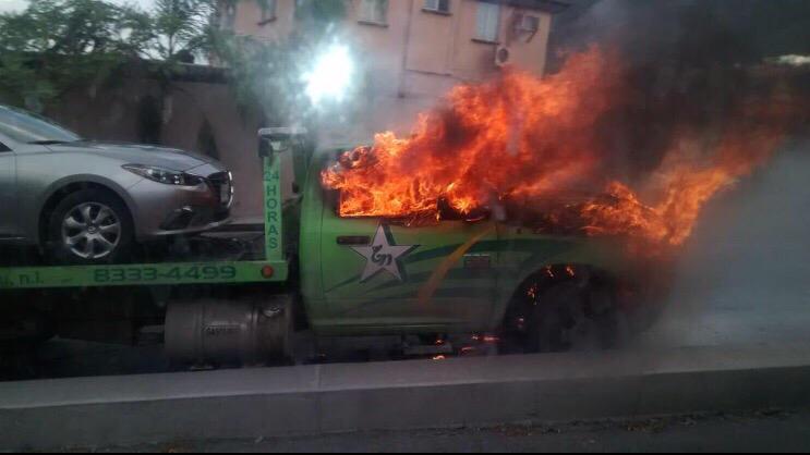 JoseCastroReyes's tweet photo. #Trafico en #Leones ote pte por incendio de grúa. @BomberosNL ya en el lugar. @Cicmty @RegioSeguro @asiesmonterrey http://t.co/1F5Re1UkZ6