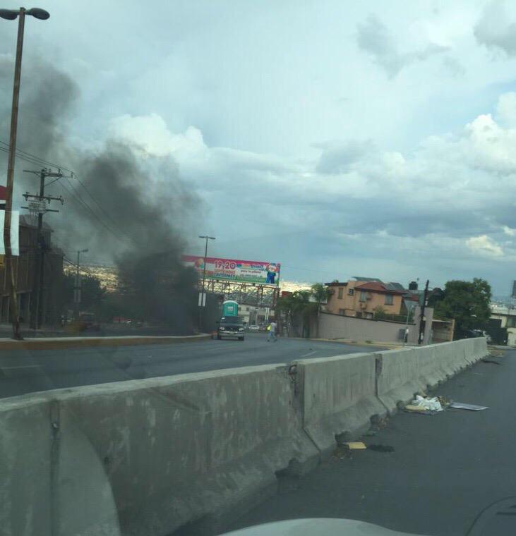 JoseCastroReyes's tweet photo. #Trafico en #Leones ote pte por incendio de grúa. @BomberosNL ya en el lugar. @Cicmty @RegioSeguro @asiesmonterrey http://t.co/1F5Re1UkZ6