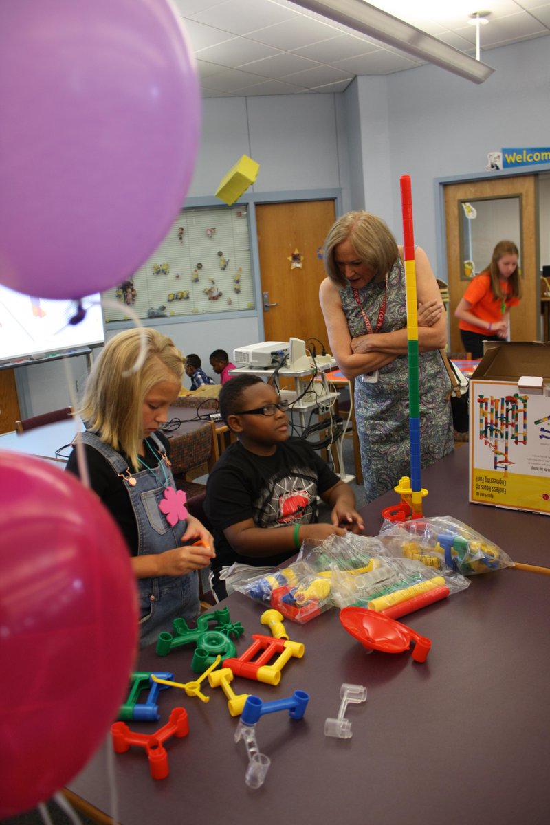 Kimecsdprc's tweet photo. Innovation Center opened today at Ferry Pass Elementary School. http://t.co/aWzcfp7490