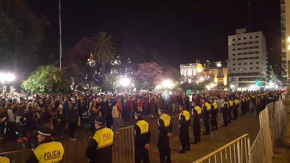 Infomedia24hrs's tweet photo. #AHORA #TucumanElige - #FraudeEnTucuman - #CACEROLAZO !! 📷 http://t.co/PbpUa8vOtF
