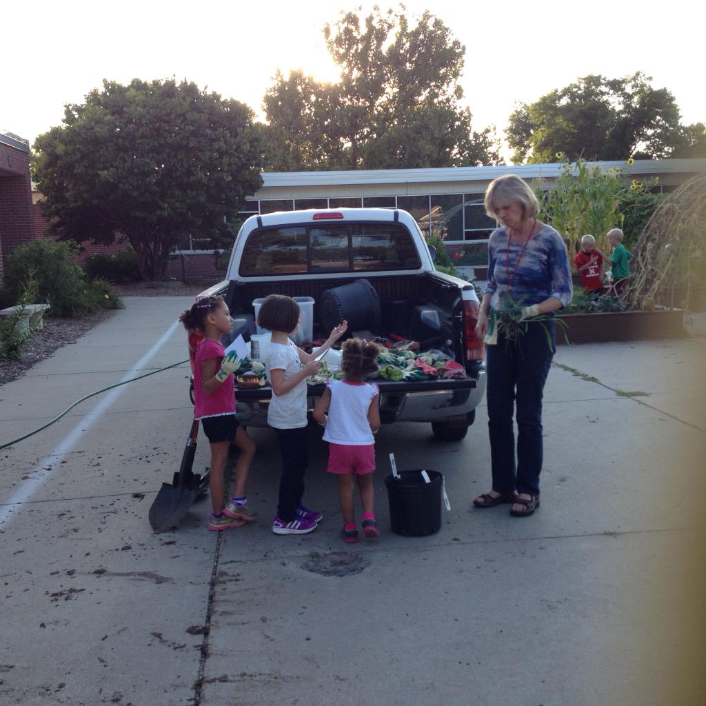 BeattieElementa's tweet photo. Great turnout for Beattie's Family Garden Night! http://t.co/9zJ64x3pni