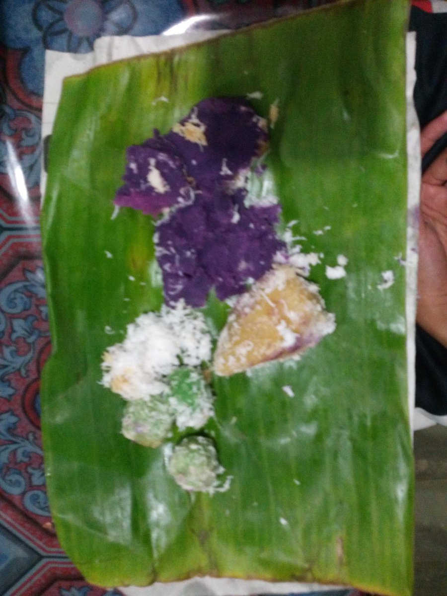 IshartantoQ's tweet photo. Makanan Lokal. Disajikan bersama dg keluarga tercinta.
Ubi ungu, Klepon, dan dalmny ketela (Apa ya?)
#BestLocally http://t.co/ZyG9IrKZU2