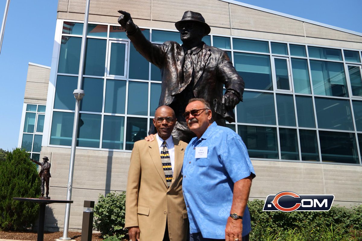 ChicagoBears's tweet photo. Don't miss the new statue of George Halas as it was unveiled in front of Halas Hall.

Gallery: http://t.co/AHiaGjj31v http://t.co/CmDTYf3olE