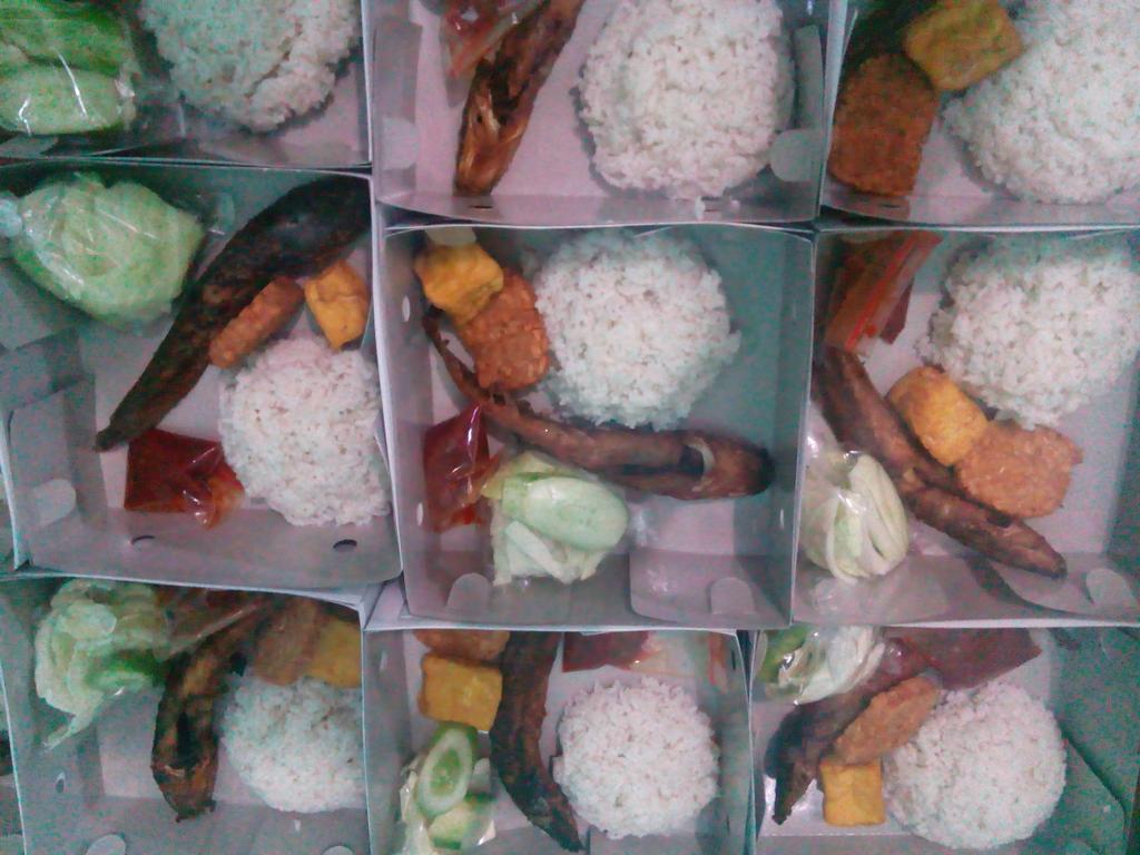 Salah satu menu nasi box Warung Simpang Tiga, 10rb rupiah ajah :-)