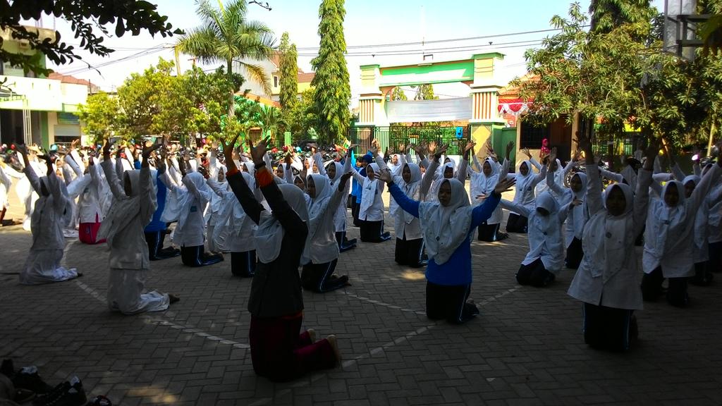 Siswi-siswi latihan tari untuk Pembukaan GOR Gunung Lengis..
<a href="/infoGRESIK/">info GRESIK</a> <a href="/wartaGIRI/">IG : @wartagiri</a> <a href="/osis_smanuda/">OSIS SMANU 2 Gresik</a> <a href="/IniGresik/">inigresik</a>