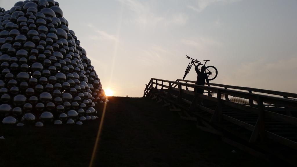 Tuned up bike from @RevCycleEdm makes the <a href="/yegparks/">YEG Parks</a> river valley trails even better. Getting ready for <a href="/YEGDeadlegs/">YEG Deadlegs</a>