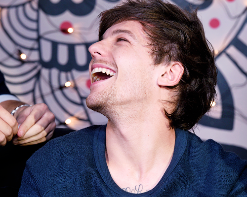 Sabes que todo esta bien en esta vida cuando ves a Louis sonreír... lo prometo, a el le debemos la  vida.
#OhNoTheSun