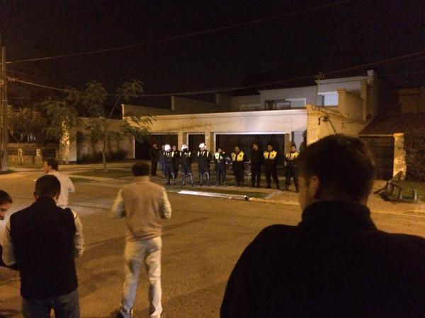 Infomedia24hrs's tweet photo. #URGENTE #Tucumanazo - #RepresiónEnTucumán Anda poniendo los fideos @JuanManzurOK! ,llegan visitas a tu casa, atte 📷 http://t.co/luV7KBXIHy