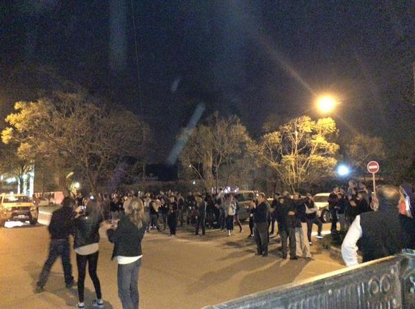 Infomedia24hrs's tweet photo. #URGENTE #Tucumanazo - #RepresiónEnTucumán Anda poniendo los fideos @JuanManzurOK! ,llegan visitas a tu casa, atte 📷 http://t.co/luV7KBXIHy