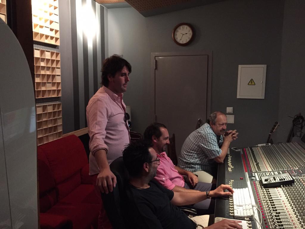 sanchez87651083's tweet photo. Nuestro nuevo disco del coro de la @_Divina_Pastora ya va tomando forma y casi esta terminado con @ADRIATICORECORD http://t.co/JK9rnIhED7