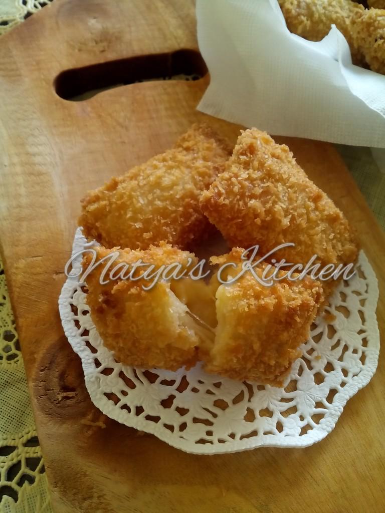 Ratnatya's tweet photo. Perpaduan dua jenis keju didalam roti yg dibalur tepung panir. So cheezy... Dijual dlm kondisi beku @kuliner_bintaro http://t.co/xvYVtcK9jO