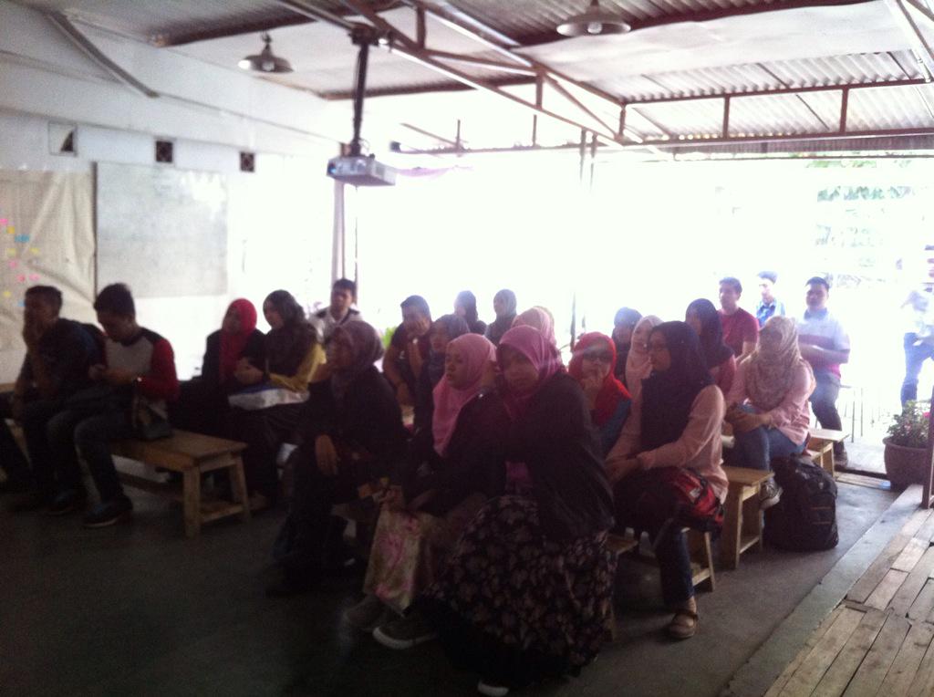 BCCF_bdg's tweet image. #BCCF menyambut teman2 dr Unisba dan Kuala Lumpur yg dtg k #Simpul utk ngobrol2 ttg Komunitas &amp;amp; Kota Kreatif ^_^