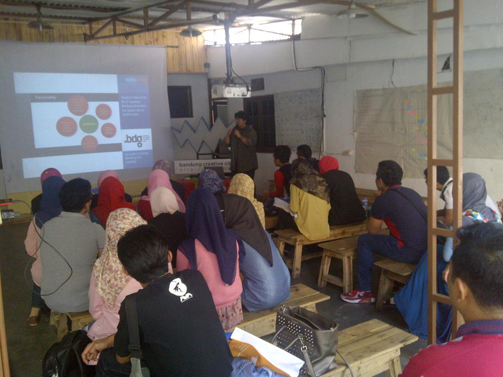 BCCF_bdg's tweet image. #BCCF menyambut teman2 dr Unisba dan Kuala Lumpur yg dtg k #Simpul utk ngobrol2 ttg Komunitas &amp;amp; Kota Kreatif ^_^