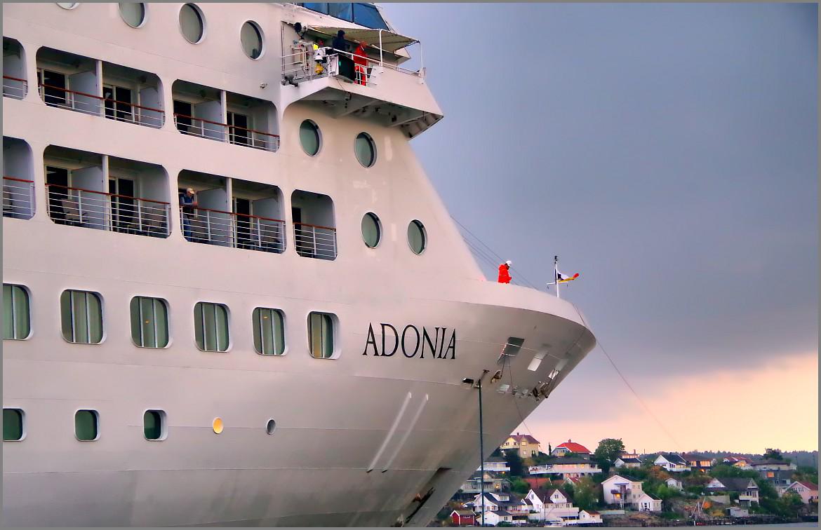 WalterWalsch's tweet photo. Besøk i  #Fredrikstad - Store dimensjoner over Cruisebåten "ADONIA" fra P&amp;O Cruises
@OpplevFredrikst @Fredrikstadkomm http://t.co/xkxTPmVJ6m