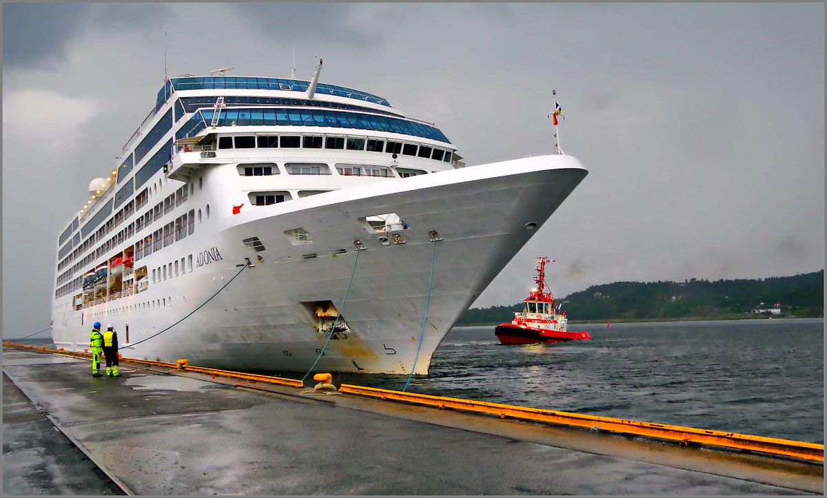 WalterWalsch's tweet photo. Besøk i  #Fredrikstad - Store dimensjoner over Cruisebåten "ADONIA" fra P&amp;O Cruises
@OpplevFredrikst @Fredrikstadkomm http://t.co/xkxTPmVJ6m