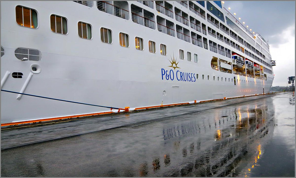 WalterWalsch's tweet photo. Besøk i  #Fredrikstad - Store dimensjoner over Cruisebåten "ADONIA" fra P&amp;O Cruises
@OpplevFredrikst @Fredrikstadkomm http://t.co/xkxTPmVJ6m