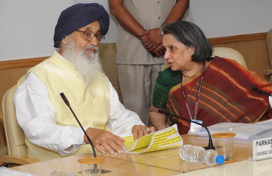 bawa0156's tweet photo. CEO NITI Aayog Mrs. Sindhushree Khullar sharing her point of view with Chief Minister Mr. Parkash Singh Badal http://t.co/BUjvJD9UzG