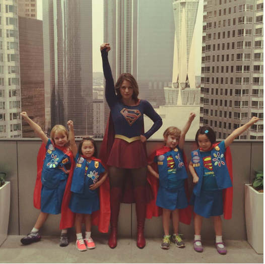 syfyAU's tweet image. This photo of @MelissaBenoist and the Super Girl Scouts is the single most adorable thing we've ever seen.