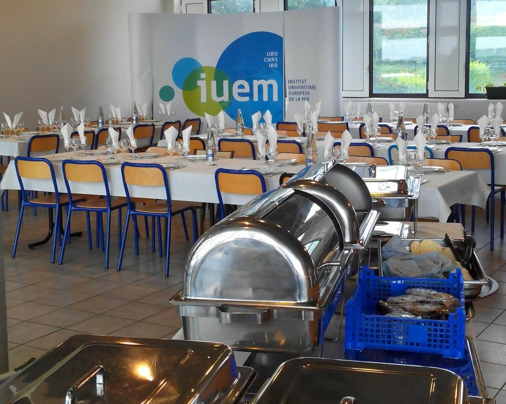 cafepedagogique's tweet photo. "@vivelesSVT: Pause déjeuner @IUEM_Brest #MerEduc15 profs et chercheurs échangent au repas ! http://t.co/IruRkXdIz5"