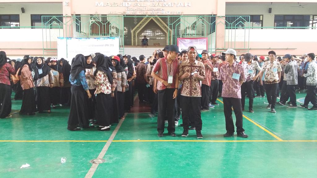 fifialbantawi's tweet photo. Maba FU bersiap menuju lapangan..cuaca panas bukan halangan ..@semauinjkt #BANWASPAK #OPAKUINJKT http://t.co/gPQGf1V0HD