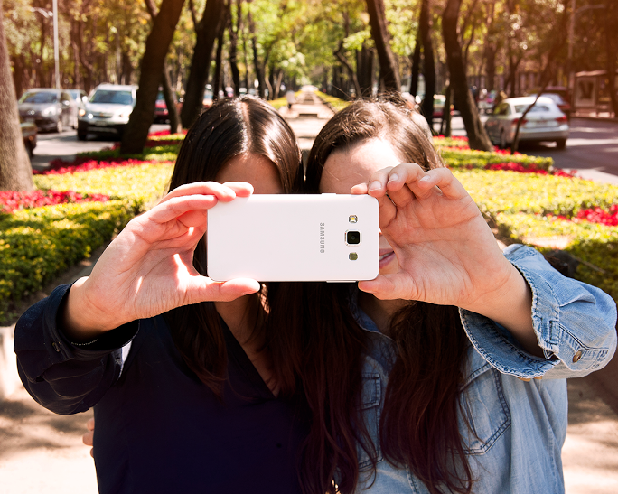 samsungID's tweet photo. Saat yg lain masih menekan tombol untuk selfie, kamu bisa melakukannya melaui perintah suara dgn Galaxy A #BeginWithA http://t.co/C2V75ZwtxD