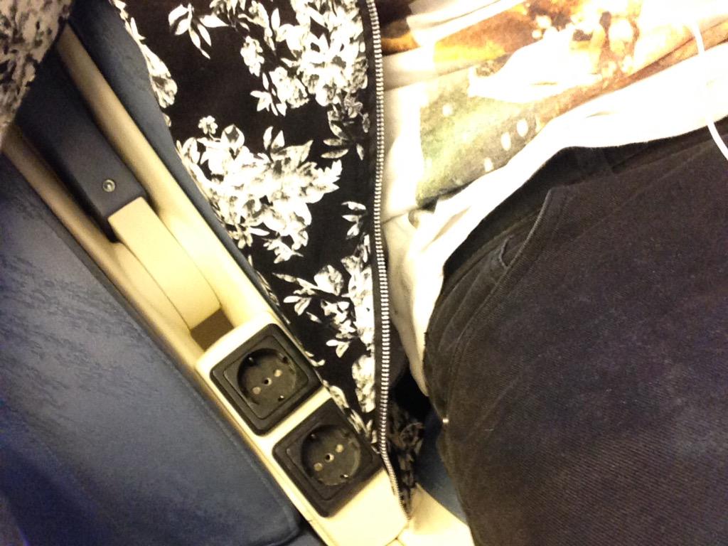 aaron_V_diaz's tweet photo. Ese momento en el q te das cuenta de que en tu asiento hay enchufe y que tu viaje será mucho más ameno.Ese momento .😳 http://t.co/iqxDdKLtH0