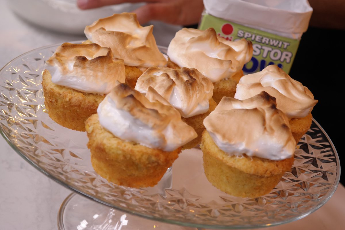 expressoshow's tweet image. Give our @AlwaysGoodSA Lemon Meringue Cake Balls a try!
SMS 'SELATI' to 33278 to get the recipe! #ExpressoShow