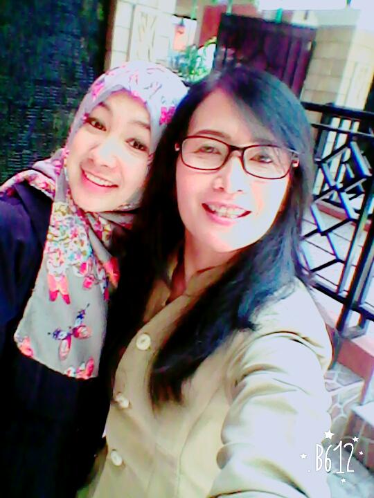 Lettyandin's tweet photo. Maksi &amp; selfie with bu guru cantik :D http://t.co/ZElUiJJqf6
