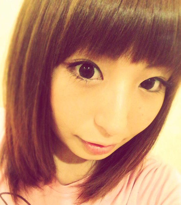 秋吉ひな’s pics and videos