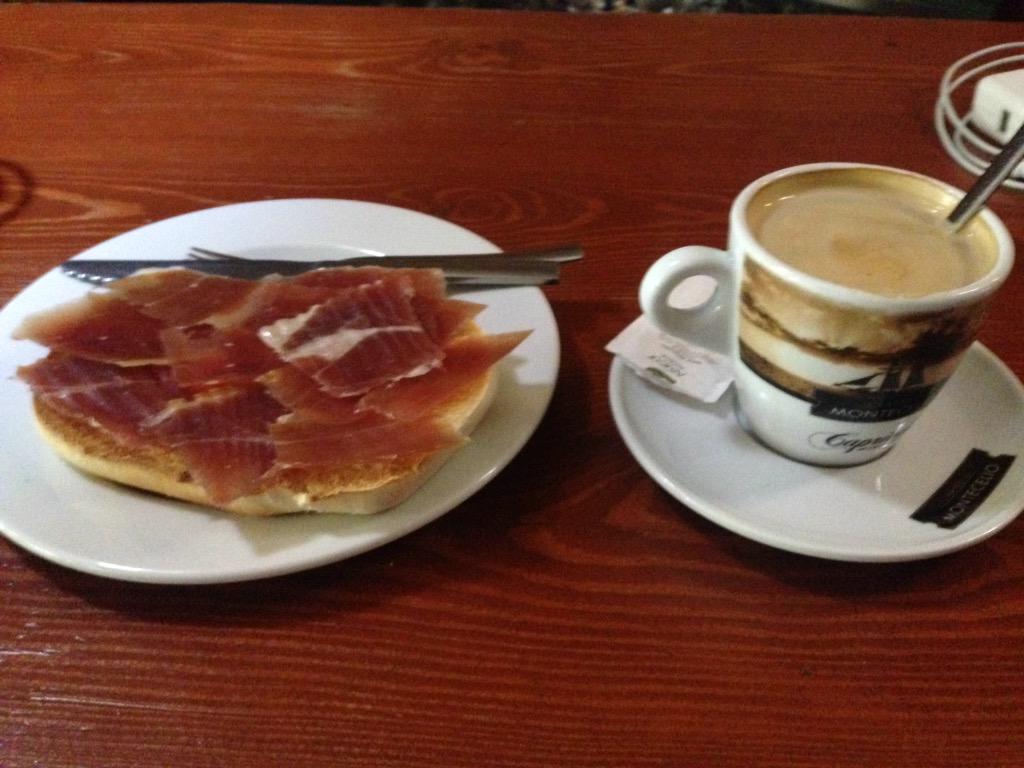CafeteriaBogue's tweet photo. Feliz martes amigos y amigas, ya sabes que en Bogue tenemos los mejores desayunos para ti. http://t.co/7xAe70qAj8