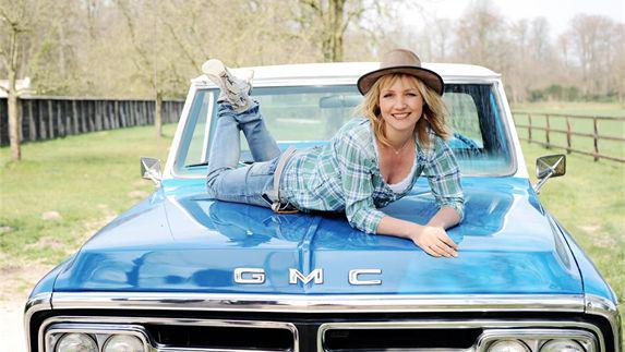 Break: Yvon gaat voor de tweede keer over de grens. In 2016 zenden we opnieuw Boer zoekt Vrouw Internationaal uit.