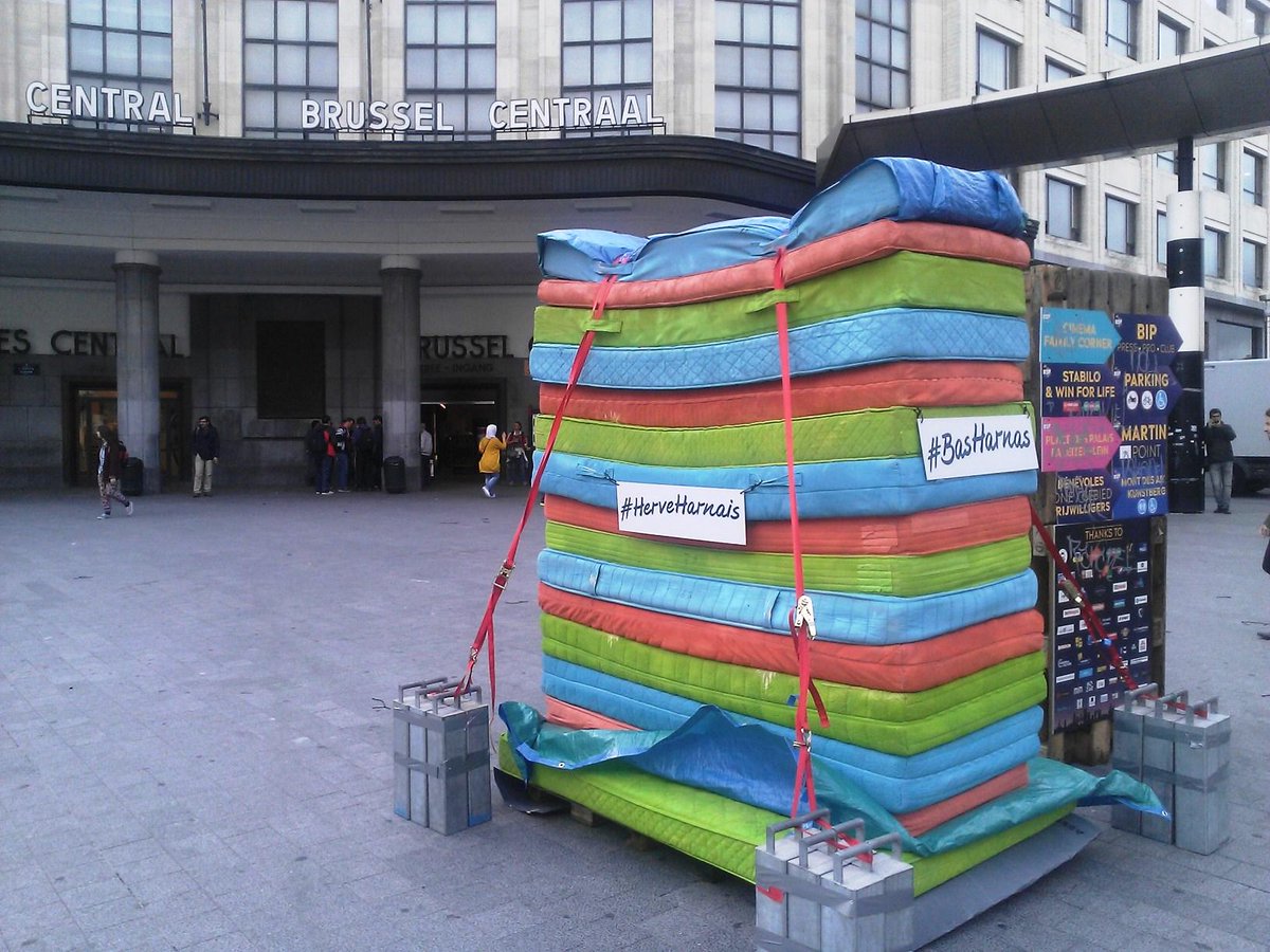 belle_lootens's tweet photo. zou gerust nog een dutje kunnen doen op deze matrassen aan het Centraal Station! Wie is #basharnas trouwens? #dtv http://t.co/Q6JDNvE4Gh