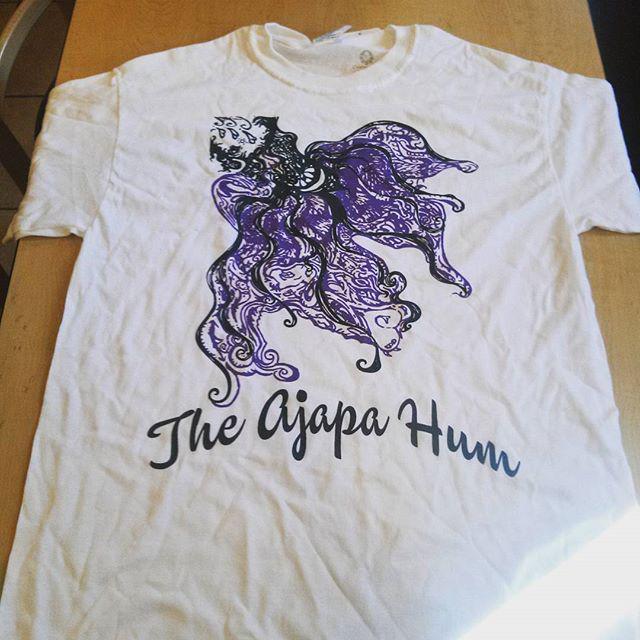 MagnaFest's tweet photo. Did anyone manage to catch an #Ajapa #Hum #shirt? Several were thrown Page side near the front at #Phish #Magnaball… http://t.co/mOrTxdaPd2