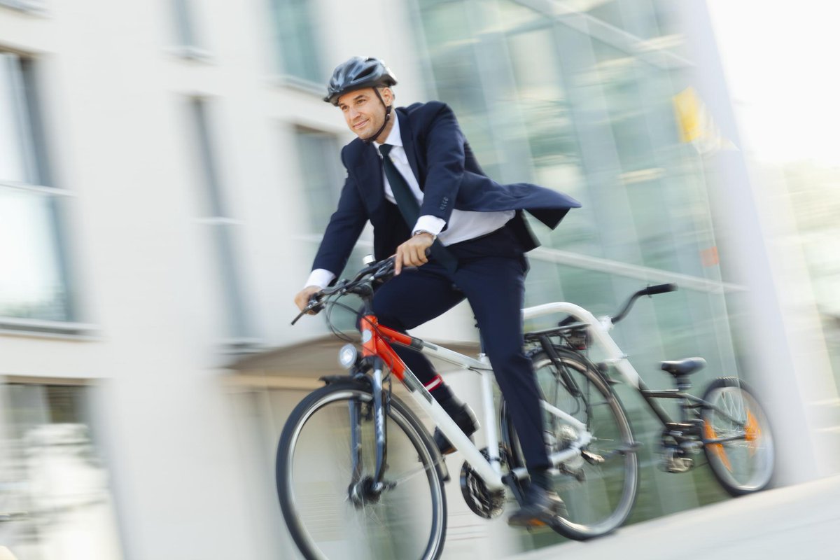 TeamOneES's tweet photo. Une étude révèle qu'aller au travail à pied ou à vélo rend plus heureux. Qu'attendez-vous? http://t.co/FSsmXuAXNS http://t.co/HPEabmW8Mp
