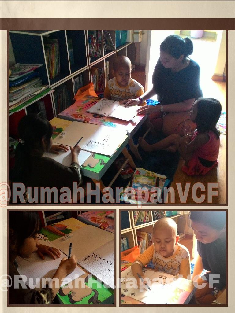 RumahHarapanID's tweet image. Sore ini di RHVCF, Kak Jessica dr divisi Pendampingan mengajar #erika, #okta, &amp;amp; #imah utk menulis dan berhitung.