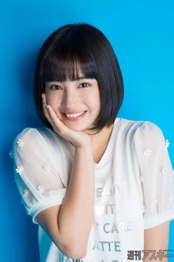 URAGUTI1's tweet photo. どっちが可愛い？？

橋本環奈→RT
広瀬すず→ファボ

※どちらの写真も週刊アスキーさんのやつなので偏見はありません。 http://t.co/yhbEQ2V1nD