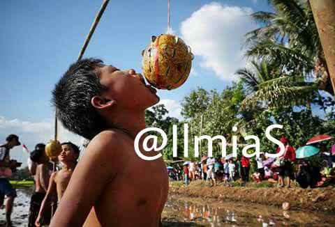 IlmiaS's tweet photo. @SoGood_Nugget Lomba gigit koin di kampungku sedikit berbeda krn buahnya bkn dilumuri oli, tp lumpur #SoGoodIndonesia http://t.co/EpRza2zVQz