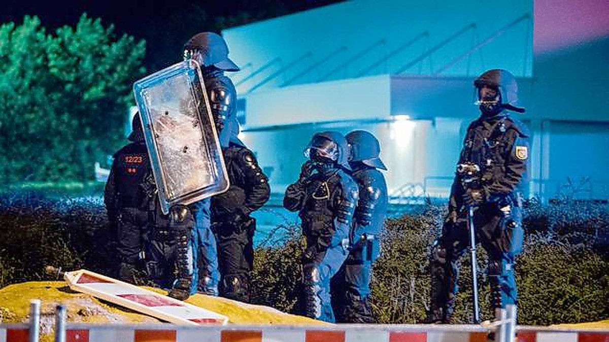 MatthiasMeisner's tweet photo. "Zuhause war Krieg und hier ist Krieg" - @tagesspiegel-Reportage aus #Heidenau: http://t.co/e5wiEubF79 #Kaltland http://t.co/2cCDxPxiUX