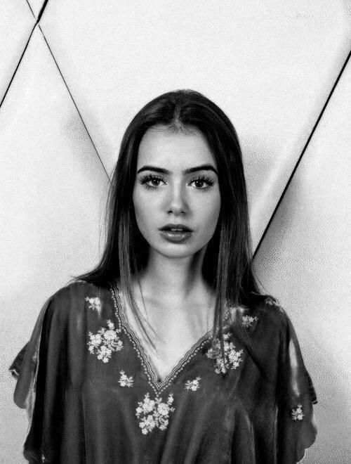 DamnGorgeousx's tweet photo. Lily Collins is indescribable http://t.co/Jxq67ztDl6
