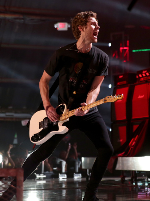 hemmingstone_'s tweet photo. BABE @5SOSNewsFR #ShesKindaHotVMA http://t.co/8afIxDfLR5