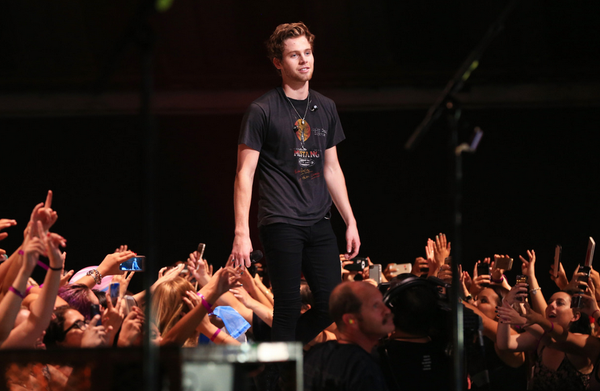 hemmingstone_'s tweet photo. BABE @5SOSNewsFR #ShesKindaHotVMA http://t.co/8afIxDfLR5