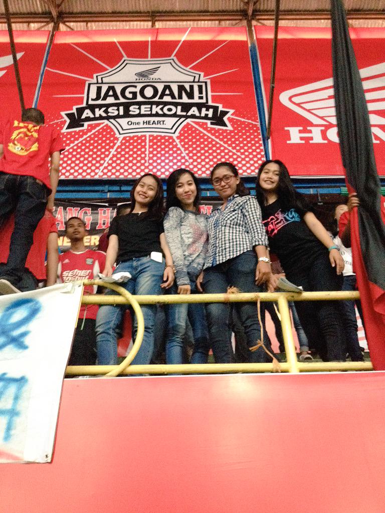 HondaJagoanku's tweet photo. Suporter cewek dari SMAN 14 Makassar 😉 #HondaDBL2015 #SouthSulawesiSeries http://t.co/lJeBxCLTMs