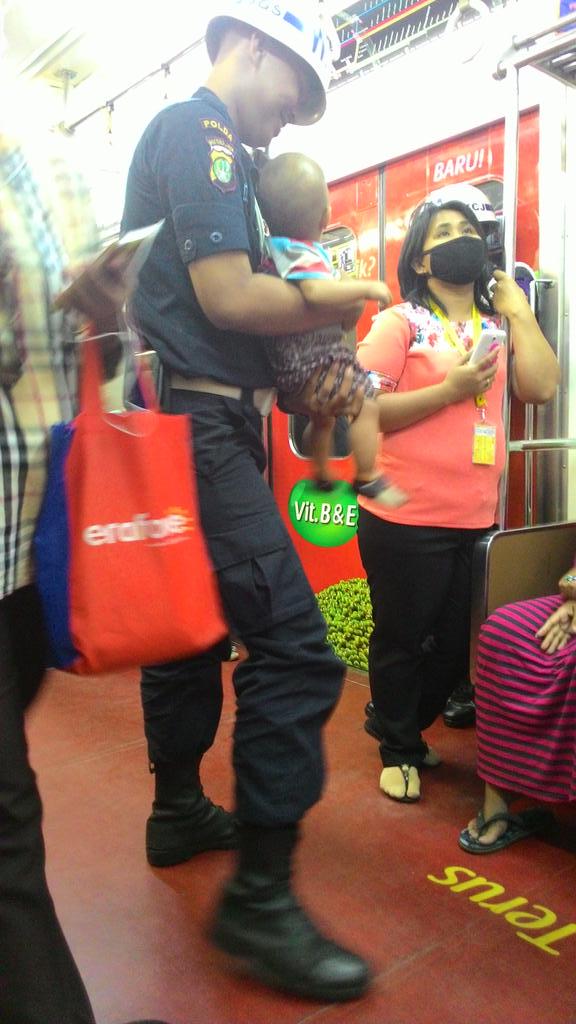 Selain menjga keamanan, petugs jg memberikn pelayanan yg baik dgn membntu seorg ibu menggendong anakny <a href="/CommuterLine/">KAI Commuter</a>