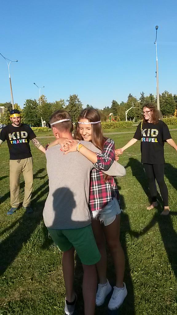 Kiss or hug? #kidtravel #englishfun #journeyofmusic #celtinthecamp #levelup