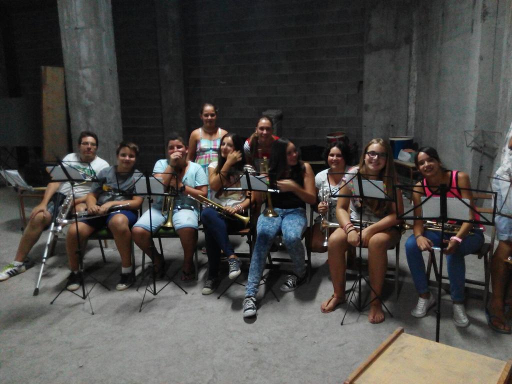 bct46501336's tweet photo. Primer contacto con los instrumentos anoche...buen ambiente y ganas...a trabajar duro. http://t.co/qkzAphTo1F